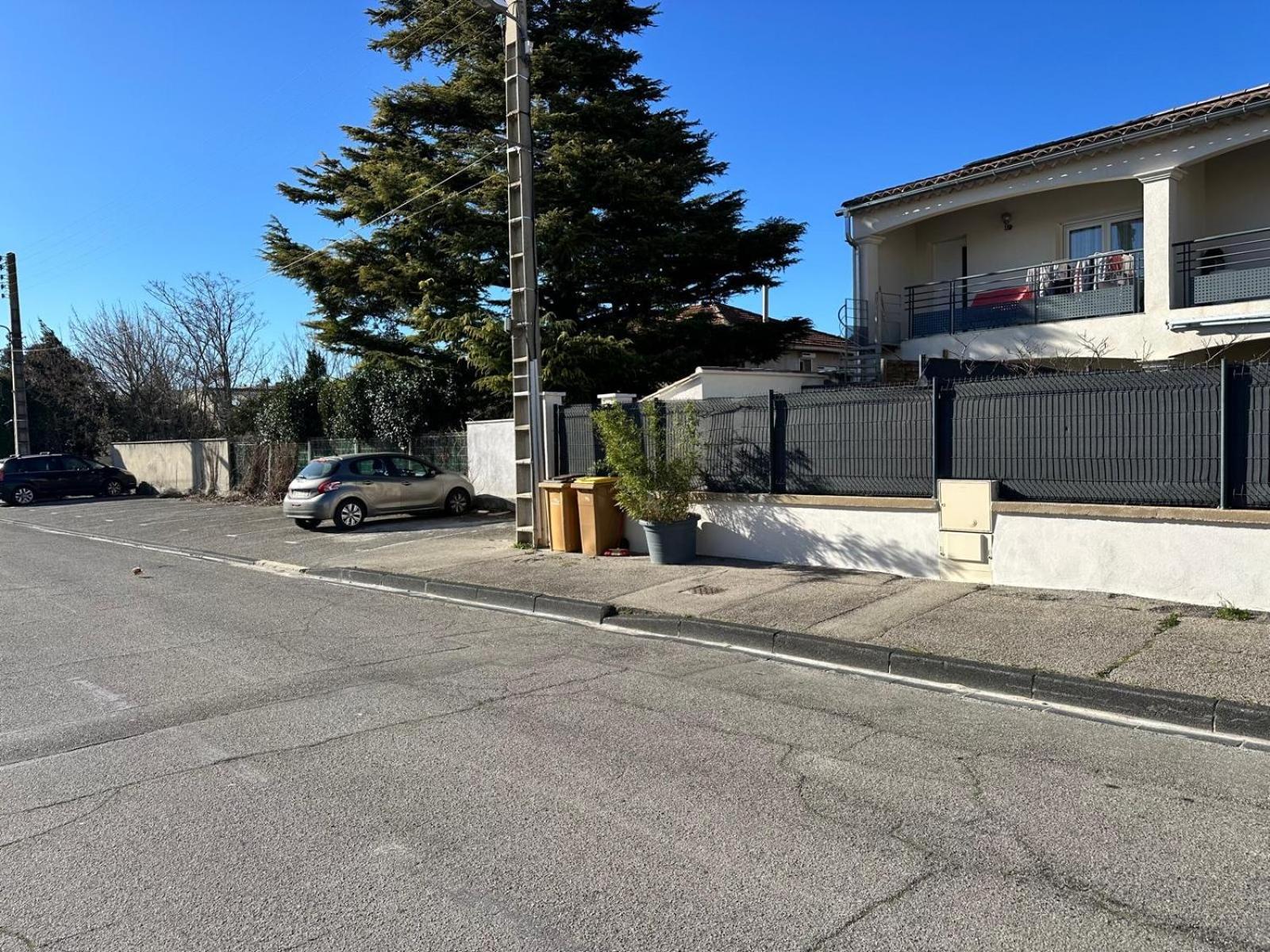 Appartement T2 Avec Terrasse Et Cour Cavaillon Esterno foto
