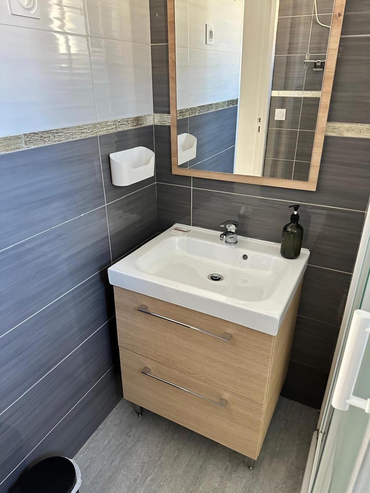 Appartement T2 Avec Terrasse Et Cour Cavaillon Esterno foto