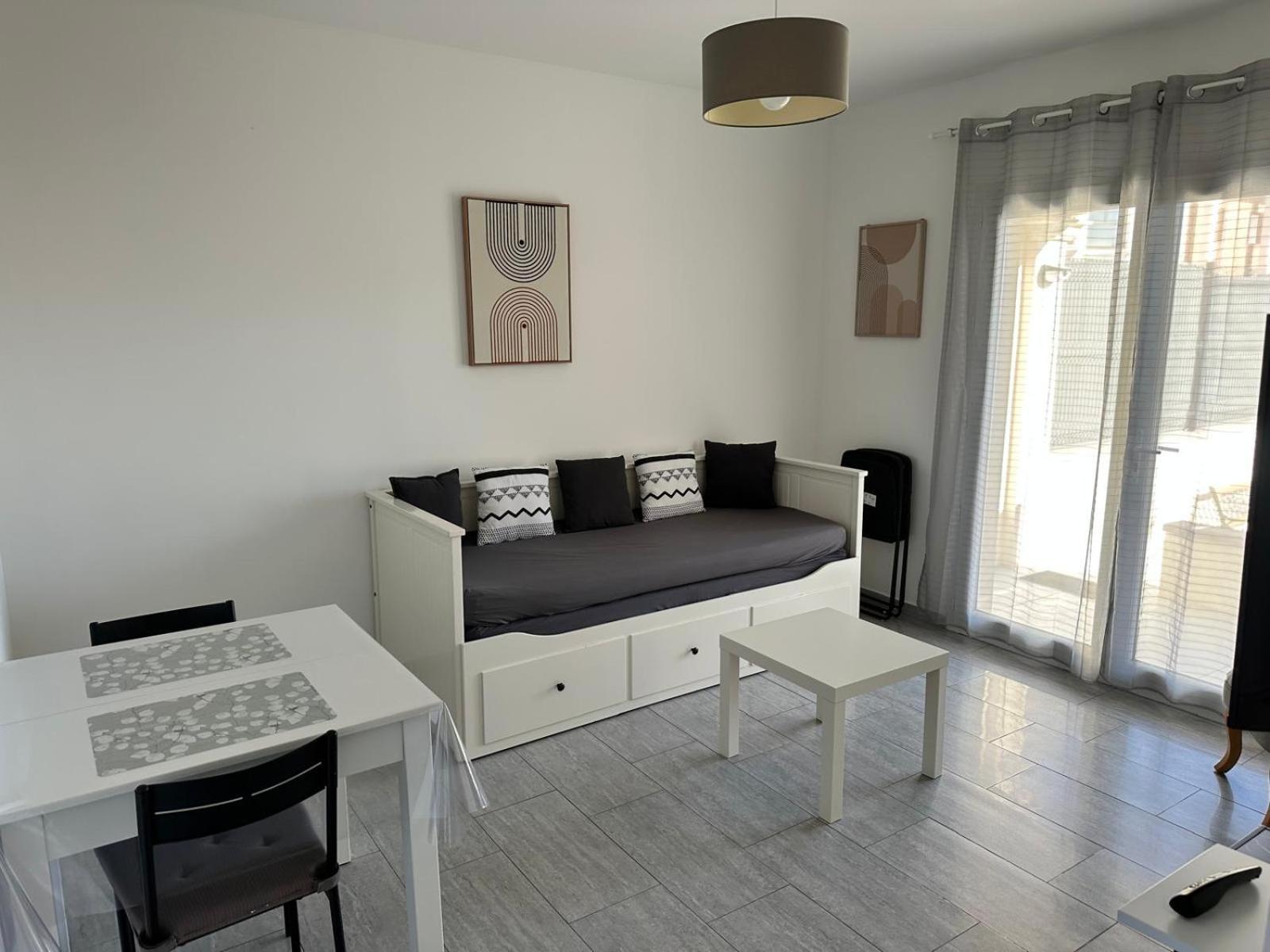 Appartement T2 Avec Terrasse Et Cour Cavaillon Esterno foto