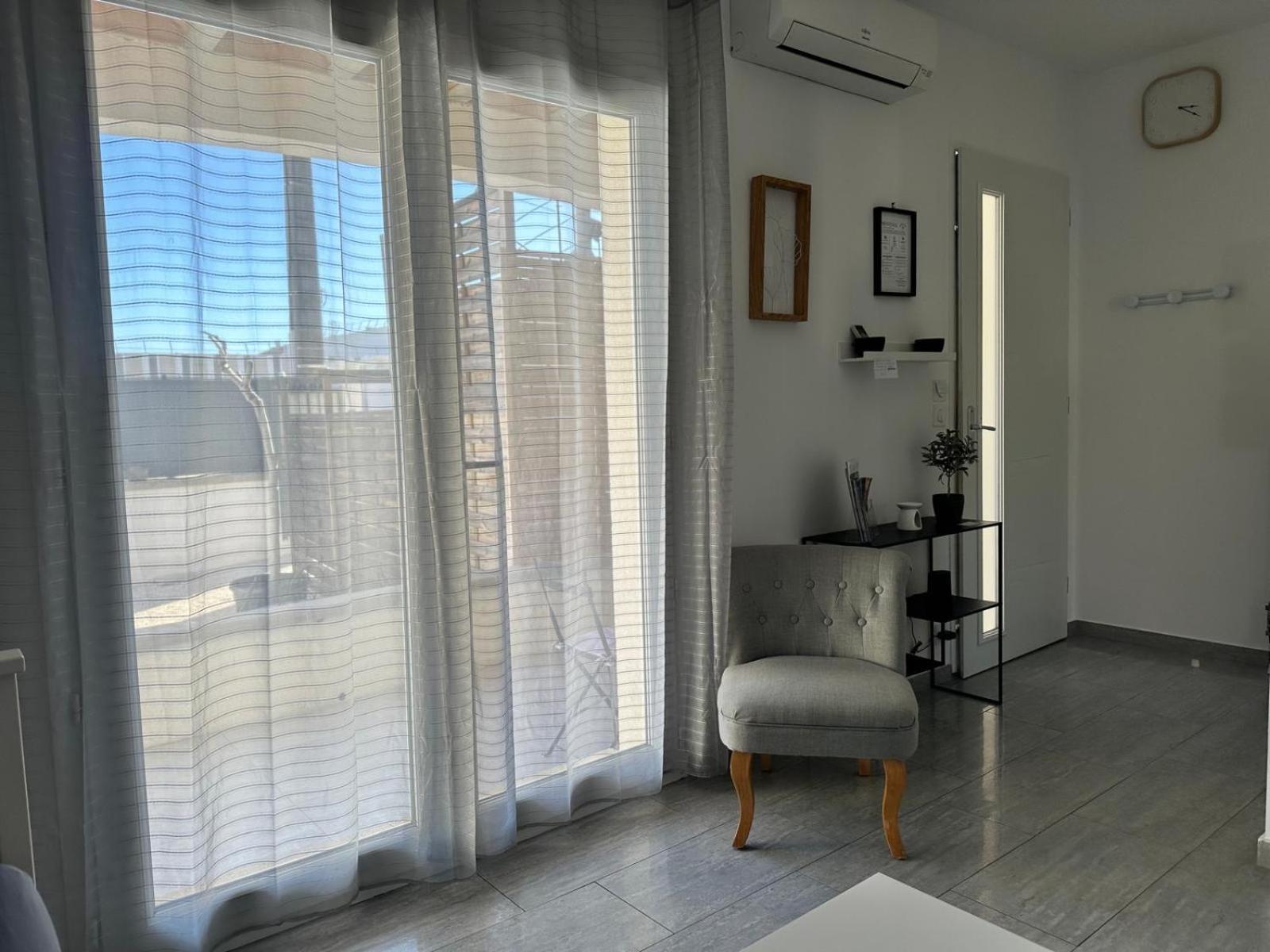Appartement T2 Avec Terrasse Et Cour Cavaillon Esterno foto