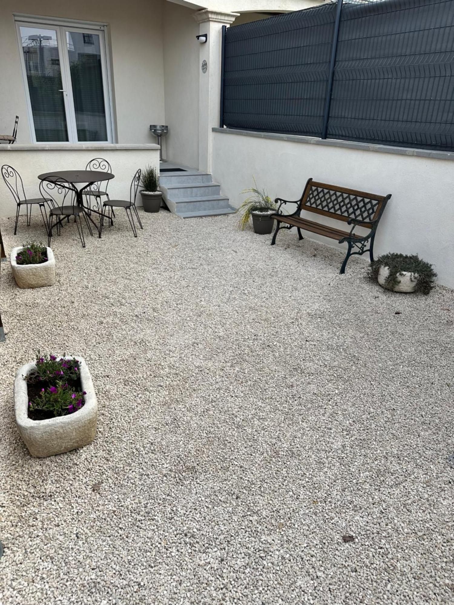 Appartement T2 Avec Terrasse Et Cour Cavaillon Esterno foto