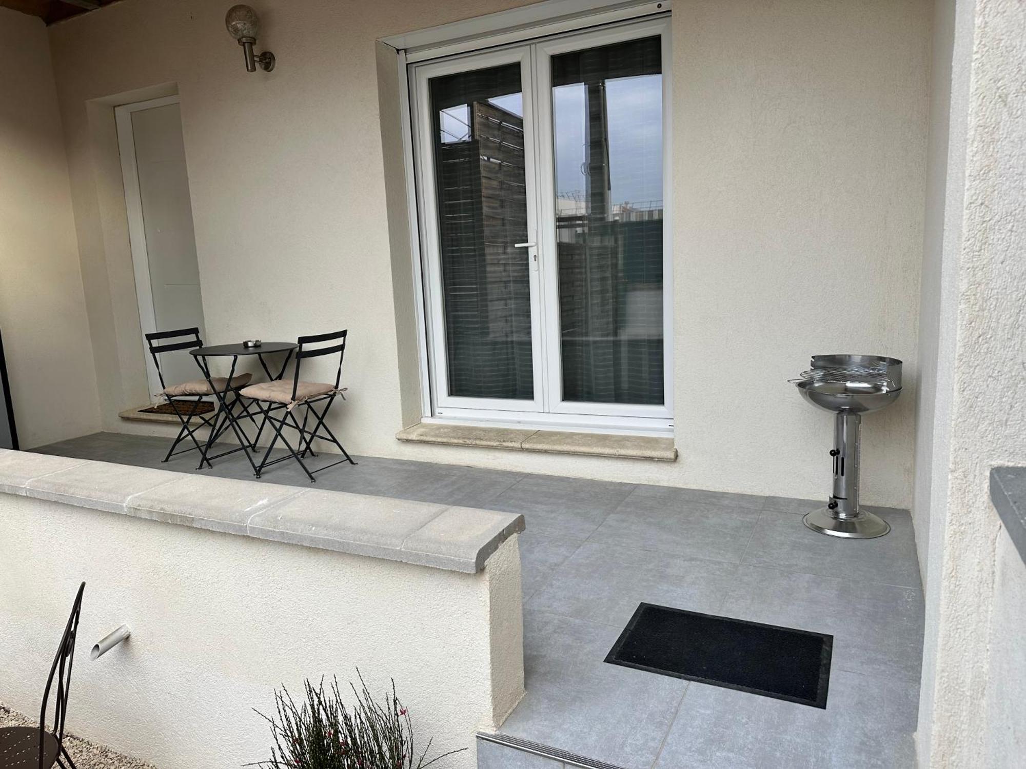 Appartement T2 Avec Terrasse Et Cour Cavaillon Esterno foto