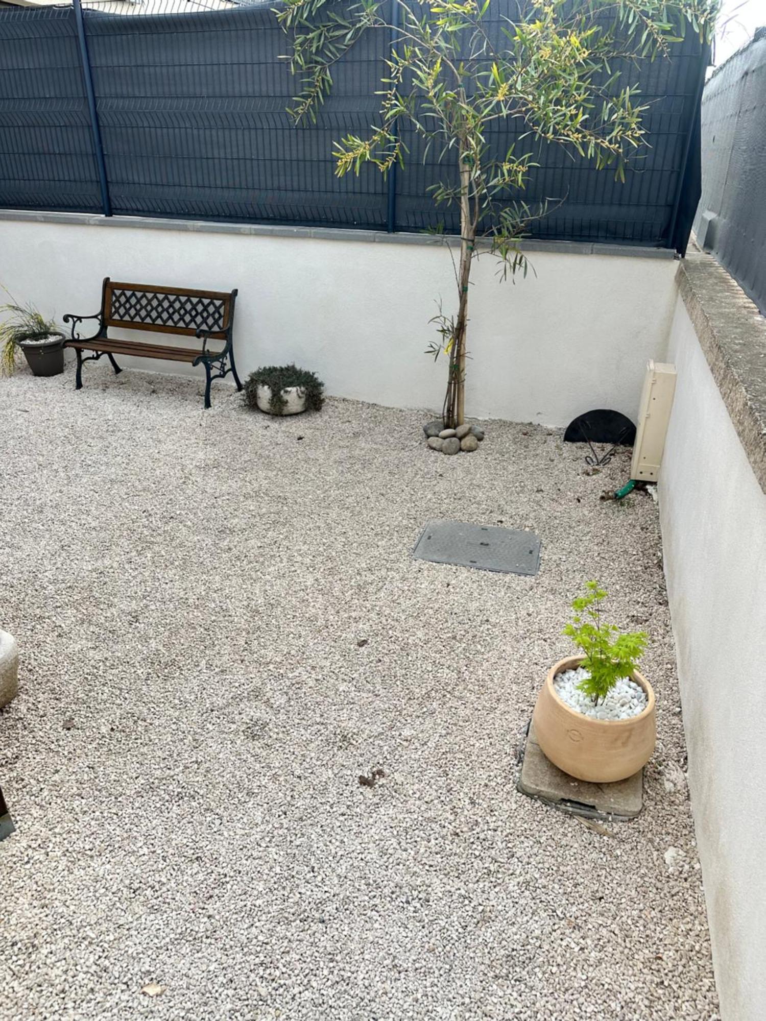 Appartement T2 Avec Terrasse Et Cour Cavaillon Esterno foto