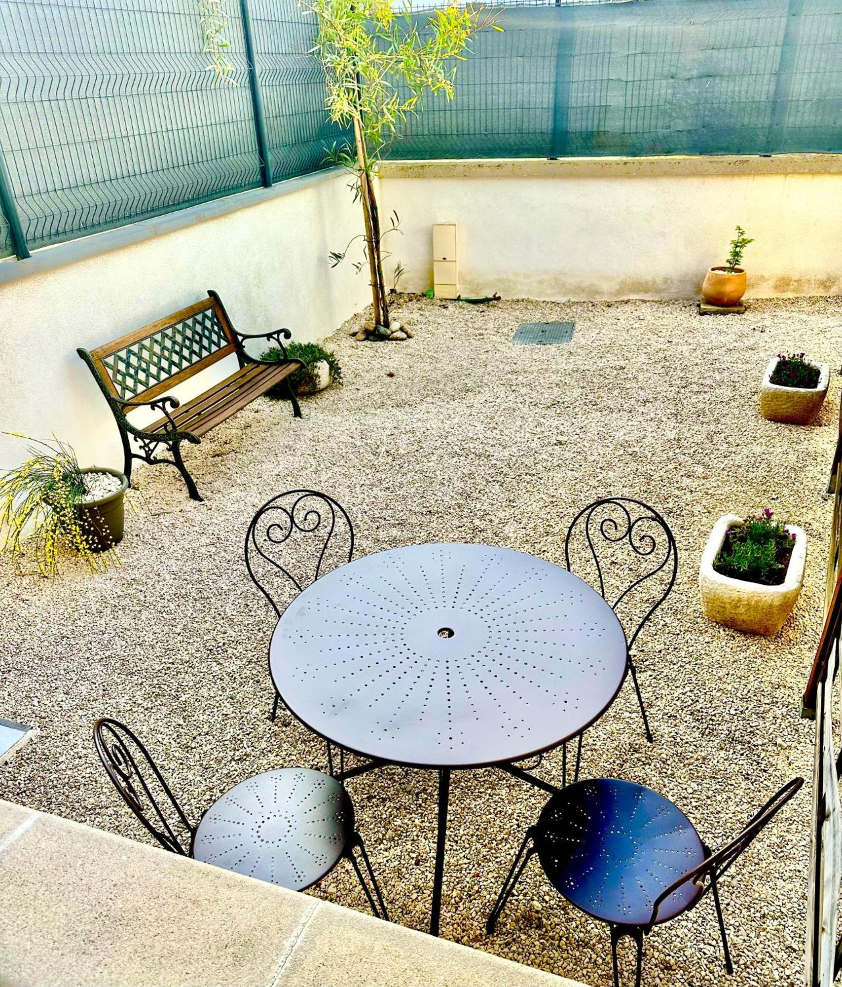 Appartement T2 Avec Terrasse Et Cour Cavaillon Esterno foto